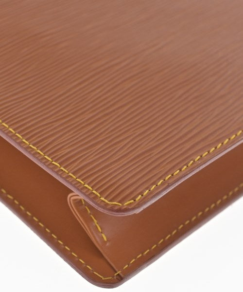LOUIS VUITTON คลัตช์