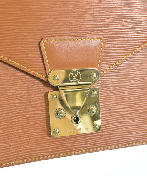 LOUIS VUITTON คลัตช์