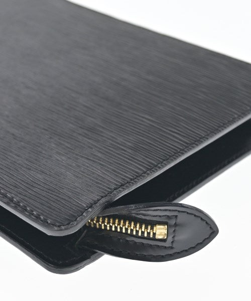 LOUIS VUITTON คลัตช์