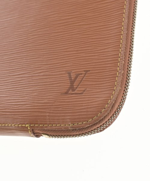 LOUIS VUITTON คลัตช์