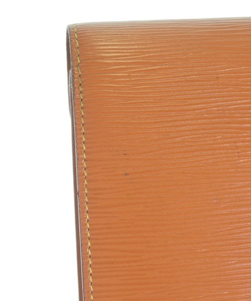 LOUIS VUITTON คลัตช์