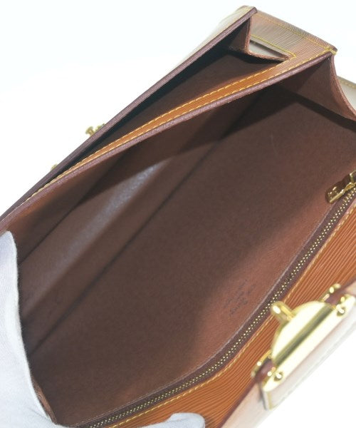LOUIS VUITTON คลัตช์