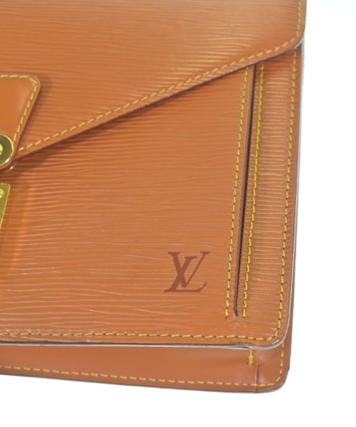 LOUIS VUITTON คลัตช์