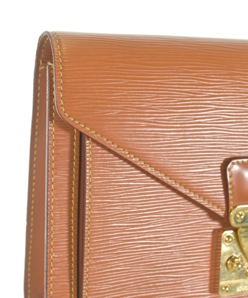 LOUIS VUITTON คลัตช์