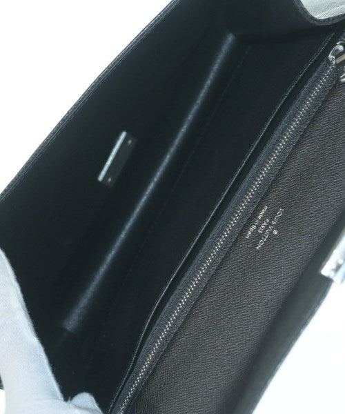 LOUIS VUITTON คลัตช์