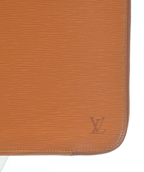 LOUIS VUITTON คลัตช์