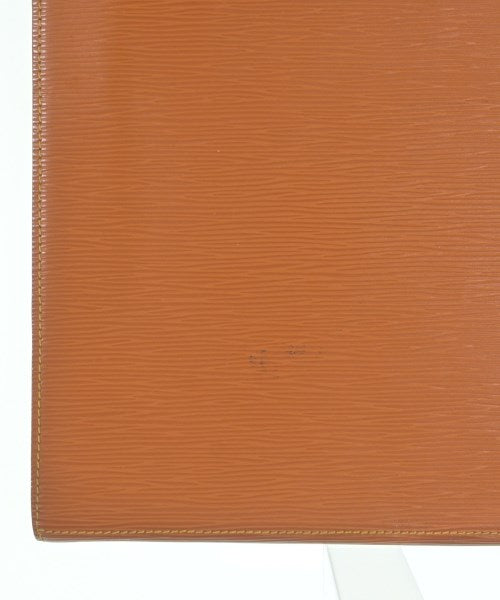 LOUIS VUITTON คลัตช์