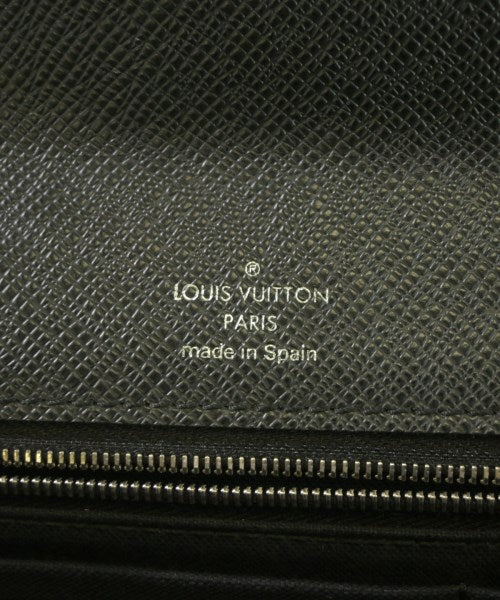 LOUIS VUITTON คลัตช์