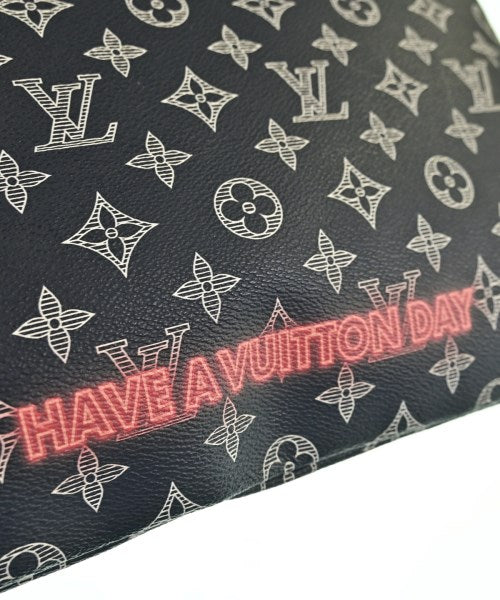 LOUIS VUITTON คลัตช์
