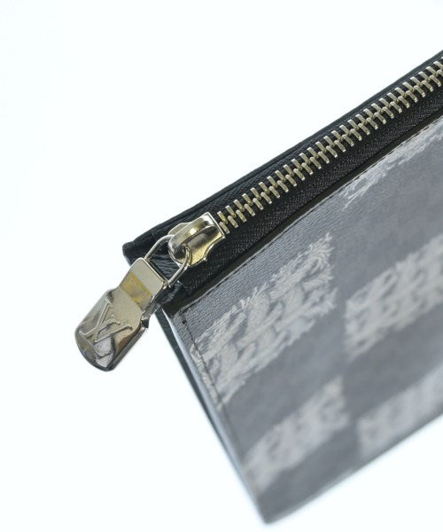 LOUIS VUITTON คลัตช์