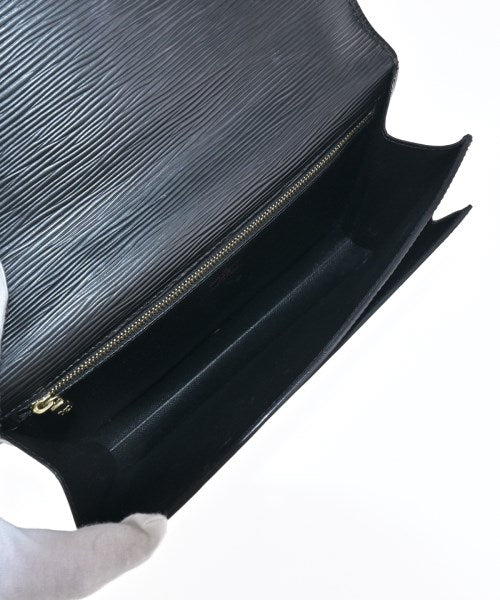 LOUIS VUITTON คลัตช์