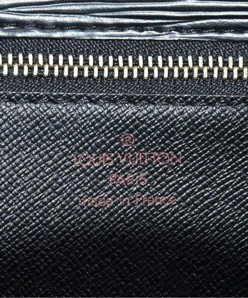 LOUIS VUITTON คลัตช์
