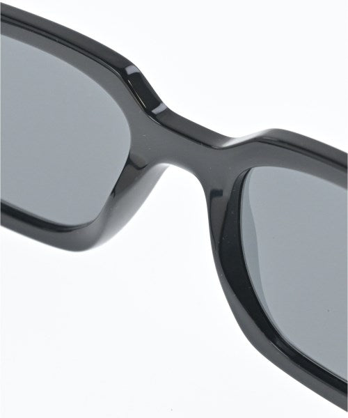 PRADA แว่นกันแดด