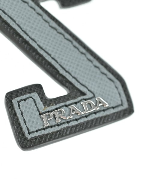 PRADA เครื่องประดับบนกระเป๋า
