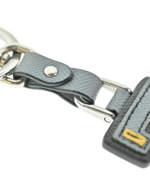 PRADA เครื่องประดับบนกระเป๋า