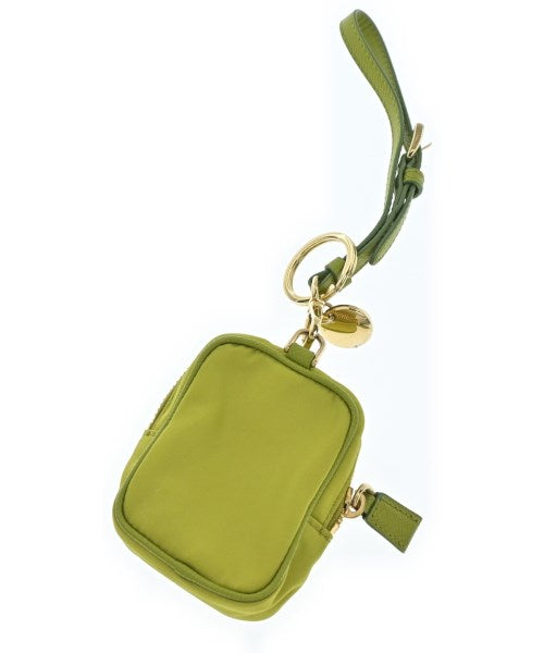 PRADA เครื่องประดับบนกระเป๋า