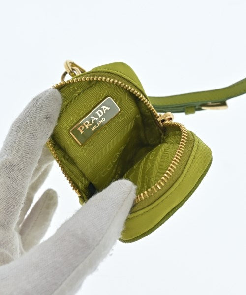 PRADA เครื่องประดับบนกระเป๋า