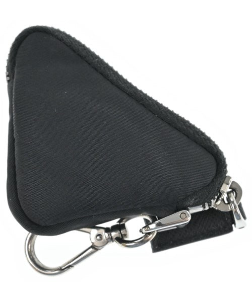 PRADA เครื่องประดับบนกระเป๋า
