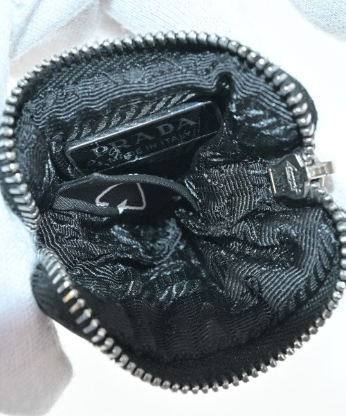 PRADA เครื่องประดับบนกระเป๋า