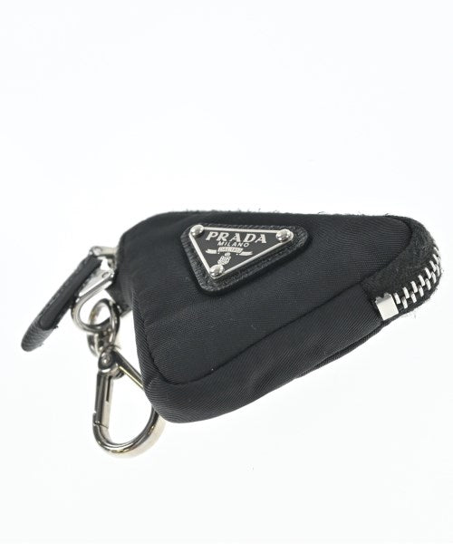 PRADA เครื่องประดับบนกระเป๋า