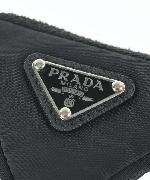 PRADA เครื่องประดับบนกระเป๋า