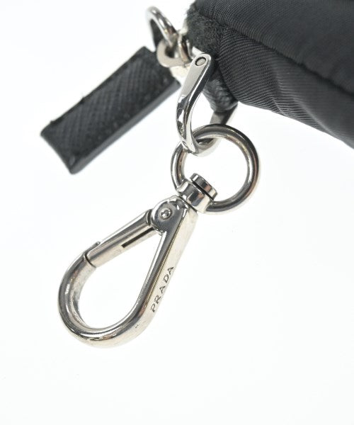 PRADA เครื่องประดับบนกระเป๋า
