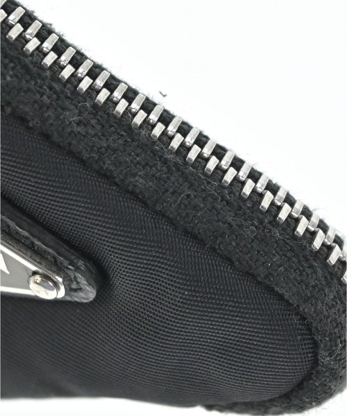 PRADA เครื่องประดับบนกระเป๋า