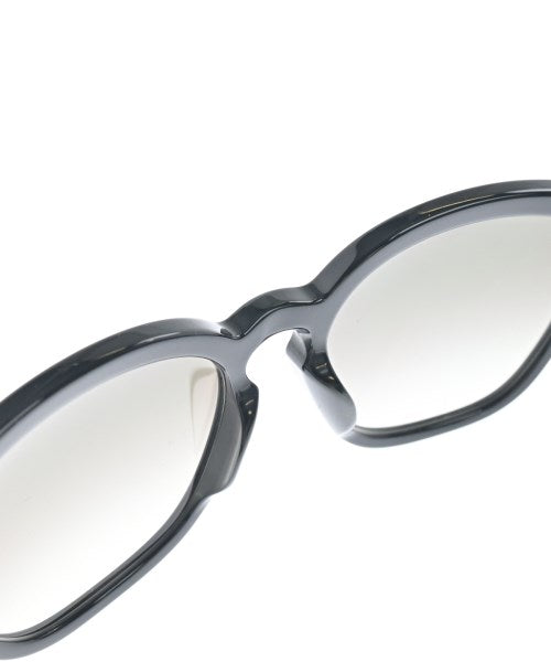 PRADA แว่นกันแดด