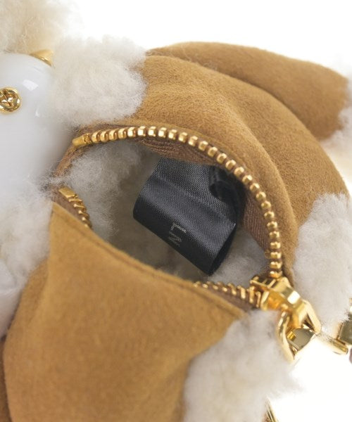 PRADA เครื่องประดับบนกระเป๋า