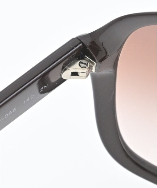 PRADA แว่นกันแดด
