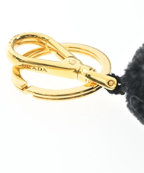 PRADA เครื่องประดับบนกระเป๋า