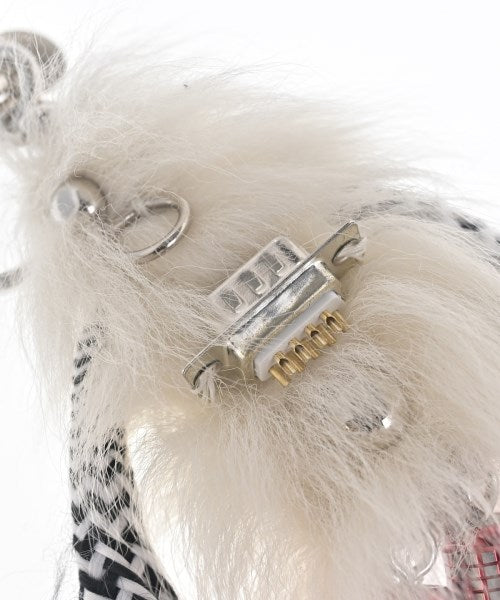 PRADA เครื่องประดับบนกระเป๋า