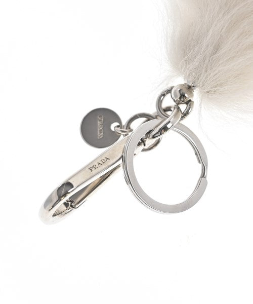 PRADA เครื่องประดับบนกระเป๋า