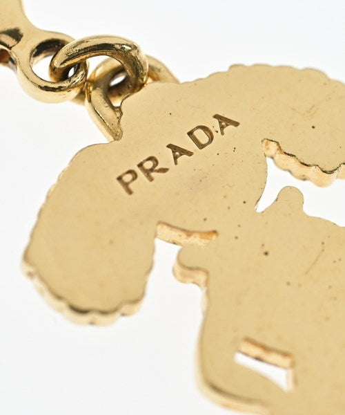 PRADA เครื่องประดับบนกระเป๋า