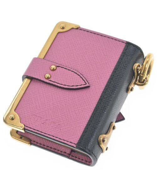PRADA เครื่องประดับบนกระเป๋า