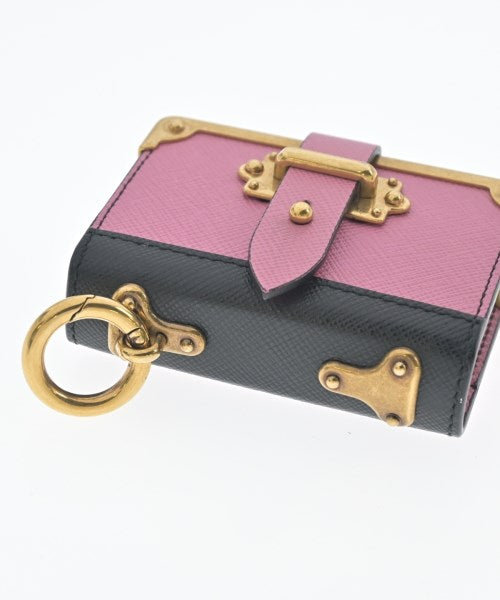 PRADA เครื่องประดับบนกระเป๋า
