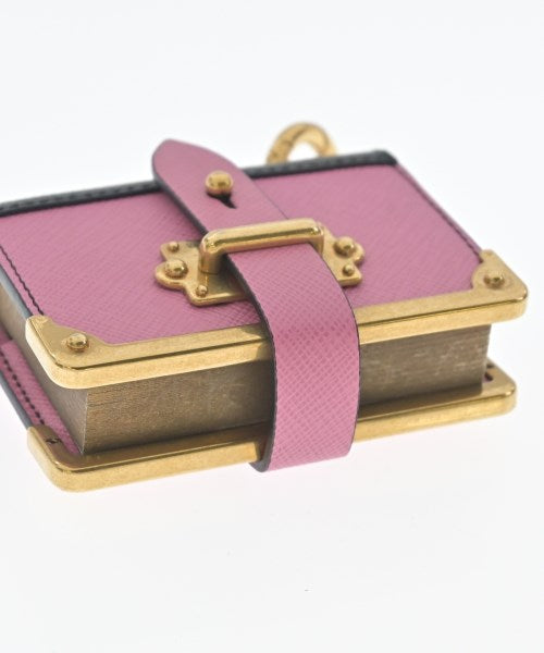 PRADA เครื่องประดับบนกระเป๋า