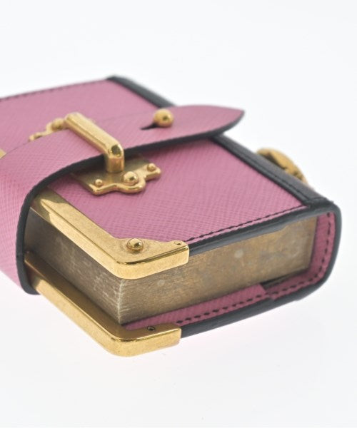 PRADA เครื่องประดับบนกระเป๋า