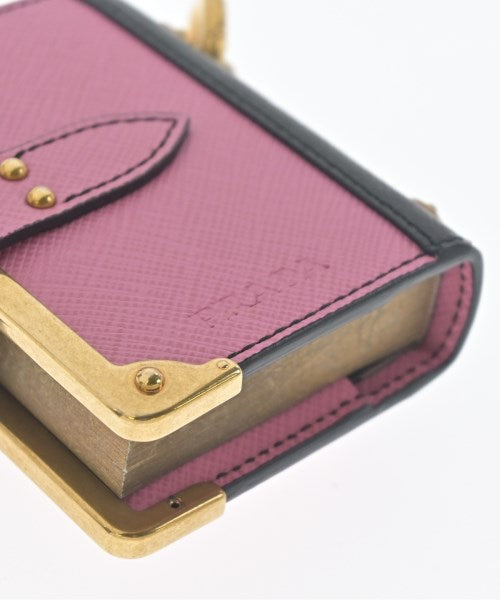 PRADA เครื่องประดับบนกระเป๋า