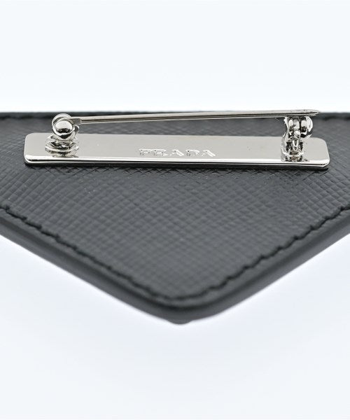 PRADA เข็มกลัด/ดอกไม้ติดเสื้อ
