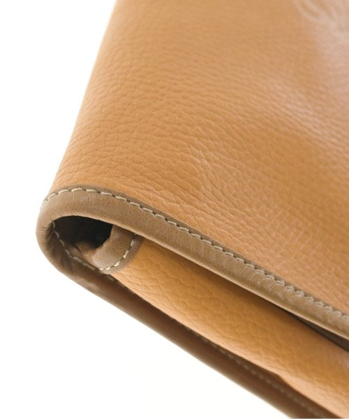 LOEWE คลัตช์