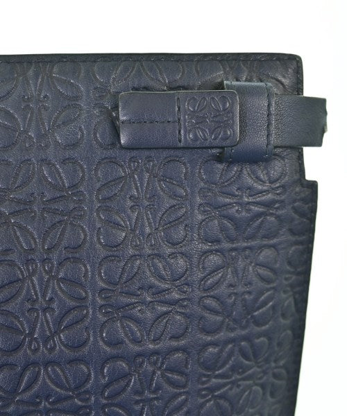 LOEWE คลัตช์