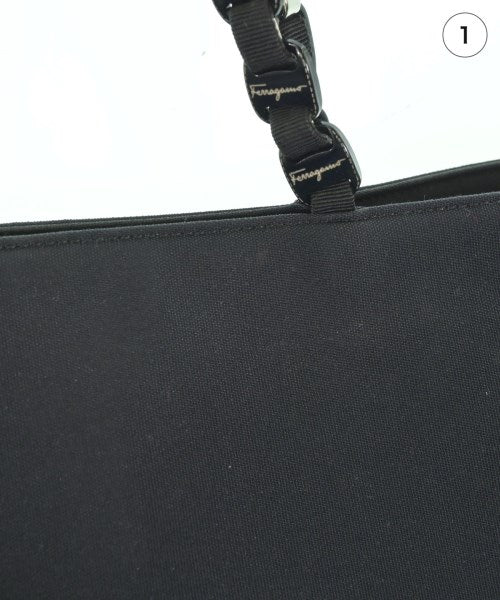 Salvatore Ferragamo กระเป๋าถือขนาดใหญ่