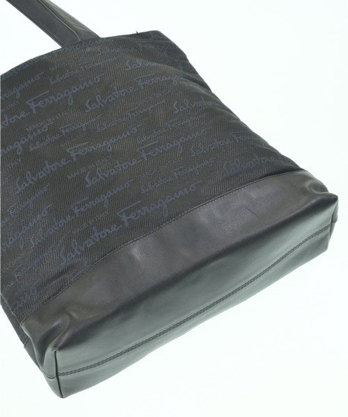 Salvatore Ferragamo กระเป๋าถือขนาดใหญ่