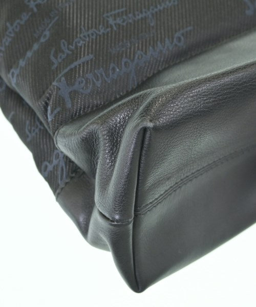 Salvatore Ferragamo กระเป๋าถือขนาดใหญ่