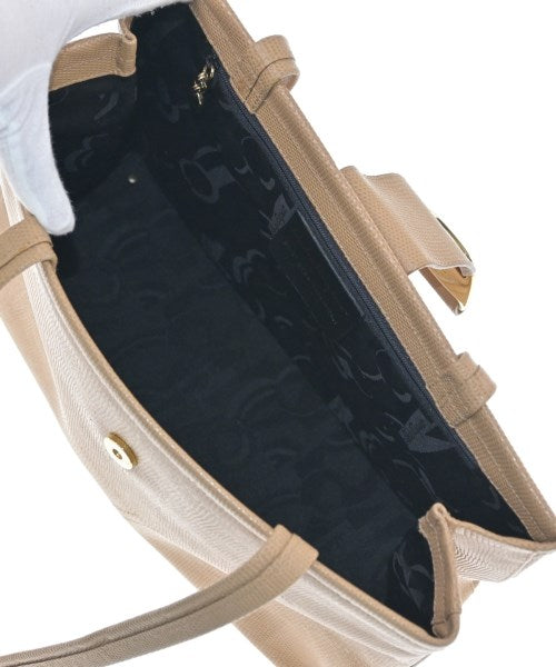Salvatore Ferragamo กระเป๋าถือขนาดใหญ่