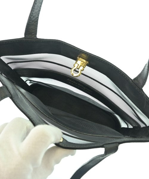 Salvatore Ferragamo กระเป๋าถือขนาดใหญ่