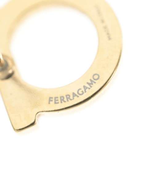 Salvatore Ferragamo เจาะ