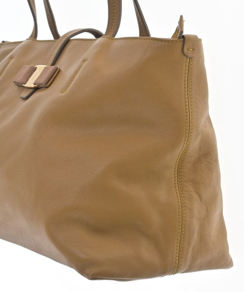 Salvatore Ferragamo กระเป๋าถือขนาดใหญ่