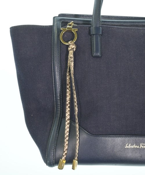 Salvatore Ferragamo กระเป๋าถือขนาดใหญ่